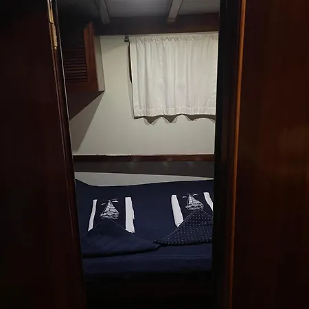 Usta-k Hotel na wodzie *